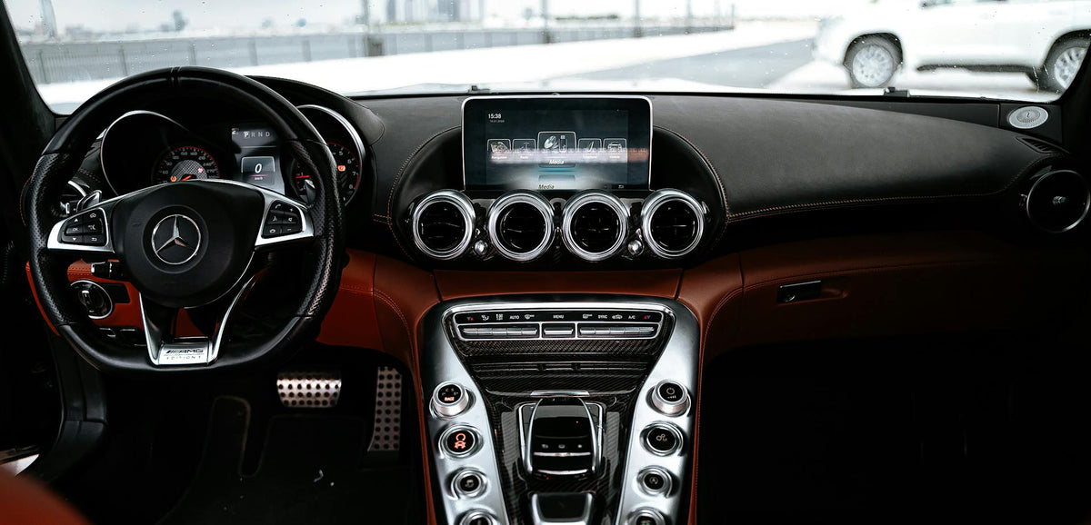 Connectez votre voiture high-tech, profitez de chaque trajet.